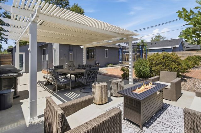 526 N Toluca Park Drive, Burbank, CA 91505