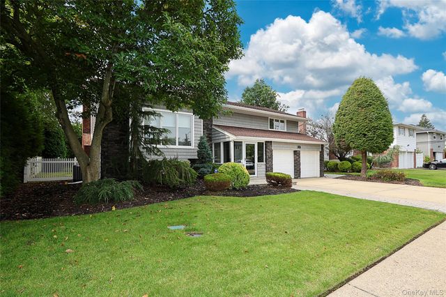 14 Glenn Drive, Woodbury, NY 11797
