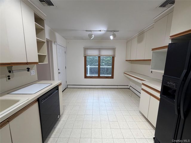 14 Glenn Drive, Woodbury, NY 11797