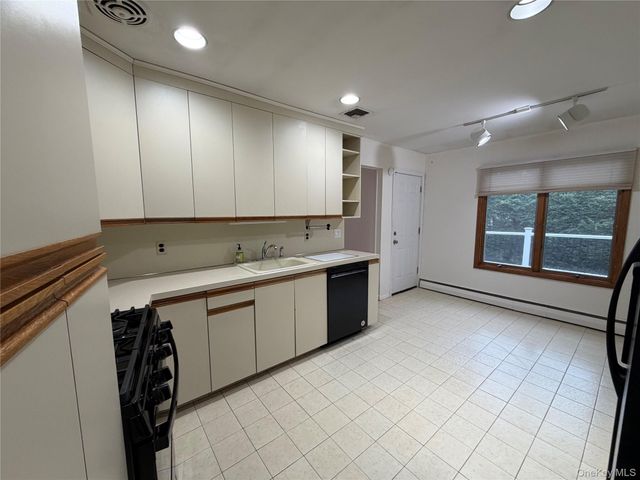 14 Glenn Drive, Woodbury, NY 11797