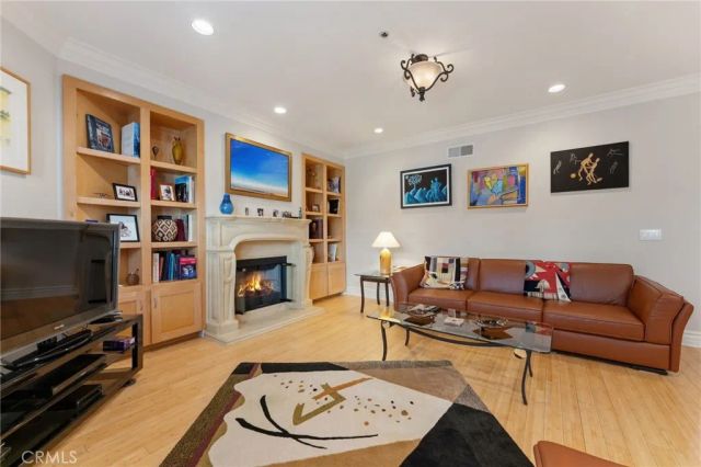 850 N Croft Avenue 306, West Hollywood, CA 90069