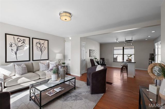 9311 Kenneth Place, St Louis, MO 63132