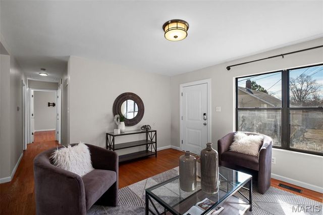 9311 Kenneth Place, St Louis, MO 63132