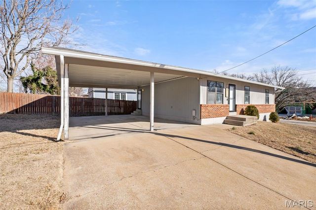 9311 Kenneth Place, St Louis, MO 63132