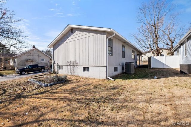 9311 Kenneth Place, St Louis, MO 63132