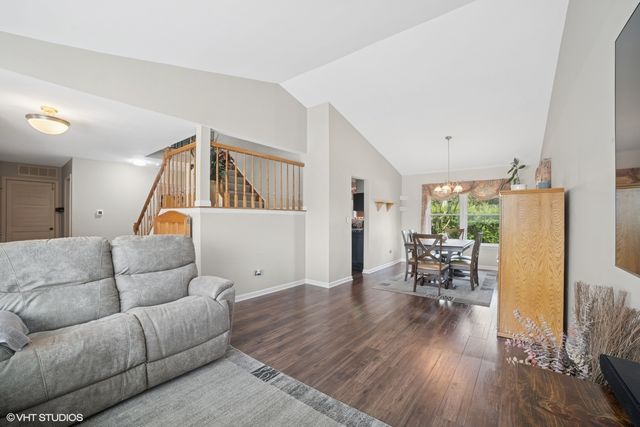 1208 Old Timber Lane, Hoffman Estates, IL 60192