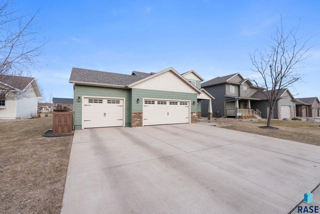 610 Emmett Trl Trail, Harrisburg, SD 57032