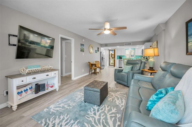 203 TARPON POINT 203, Tarpon Springs, FL 34689