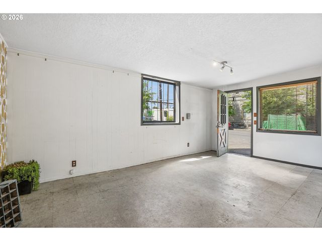 1114 Se CLAY St, Portland, OR 97214