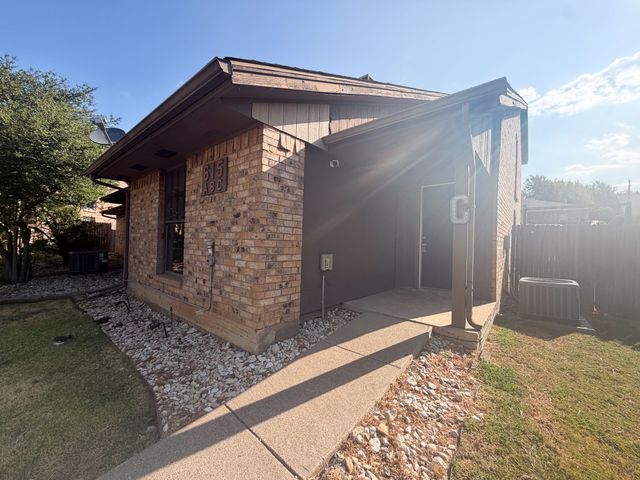 615 Lost Springs Court C, Arlington, TX 76012