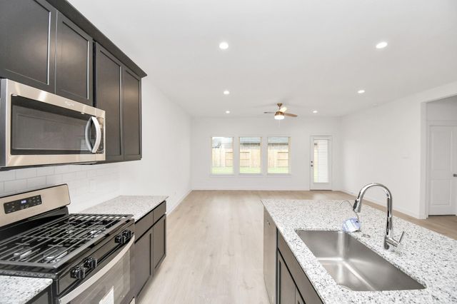 5143 Sunset Oaks Drive, Fresno, TX 77545