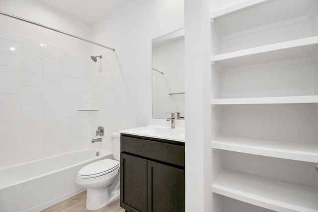 5143 Sunset Oaks Drive, Fresno, TX 77545