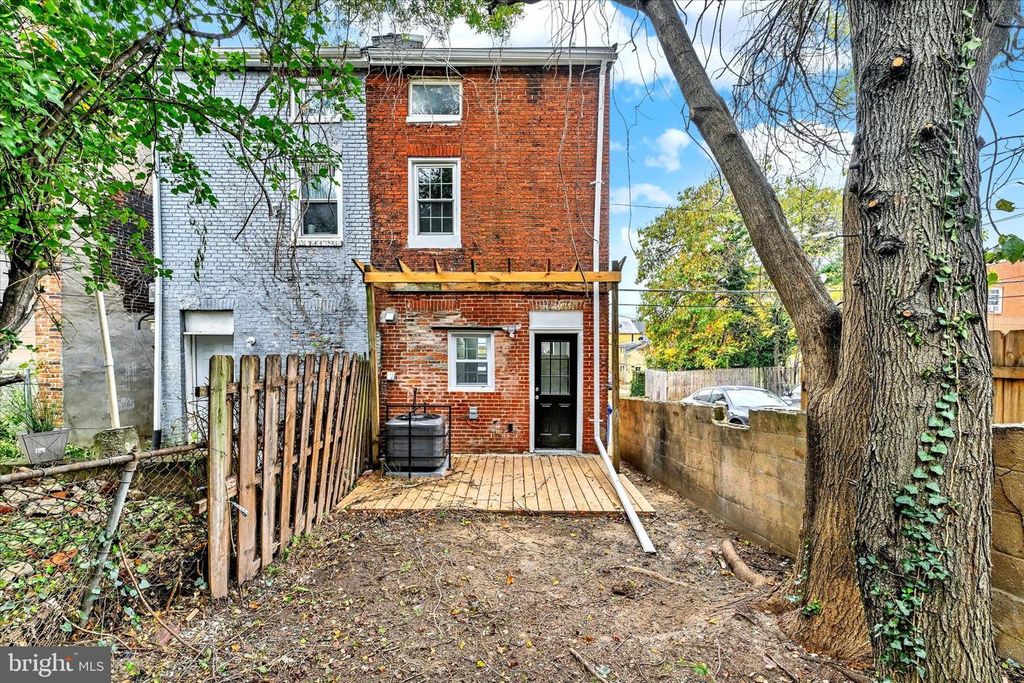 Image 16 of property listing at 864 LEMMON ST, Baltimore, MD 21201