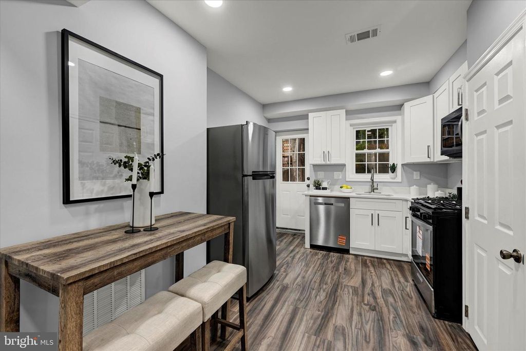 Image 5 of property listing at 864 LEMMON ST, Baltimore, MD 21201