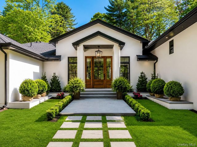 20 The Hollows S, Muttontown, NY 11732