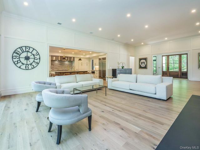 20 The Hollows S, Muttontown, NY 11732