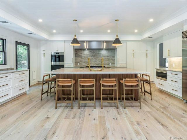20 The Hollows S, Muttontown, NY 11732