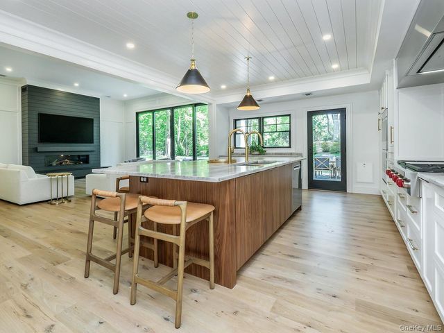20 The Hollows S, Muttontown, NY 11732