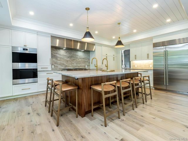 20 The Hollows S, Muttontown, NY 11732