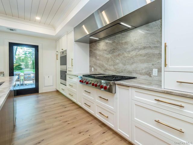 20 The Hollows S, Muttontown, NY 11732