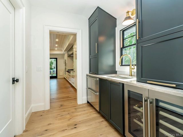 20 The Hollows S, Muttontown, NY 11732