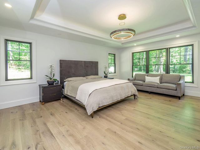 20 The Hollows S, Muttontown, NY 11732