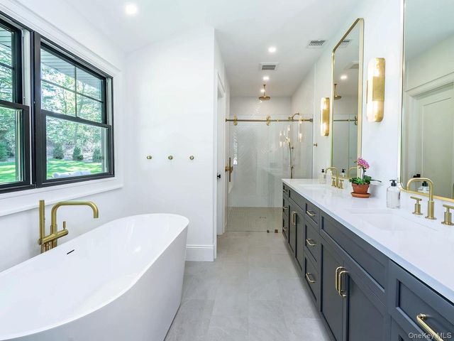 20 The Hollows S, Muttontown, NY 11732