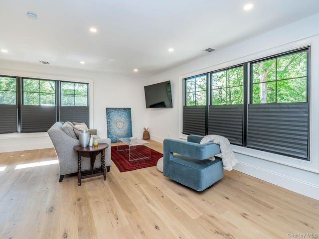 20 The Hollows S, Muttontown, NY 11732