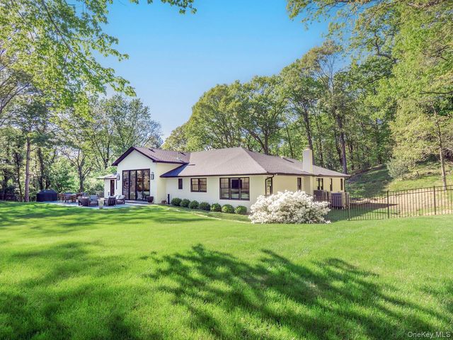 20 The Hollows S, Muttontown, NY 11732