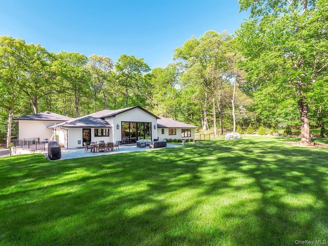 20 The Hollows S, Muttontown, NY 11732