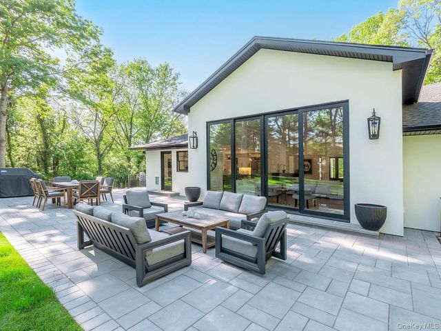 20 The Hollows S, Muttontown, NY 11732