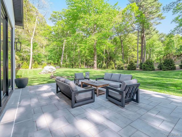 20 The Hollows S, Muttontown, NY 11732