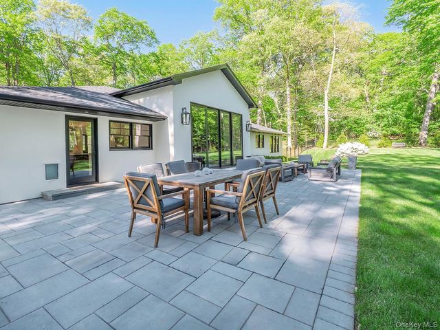 20 The Hollows S, Muttontown, NY 11732
