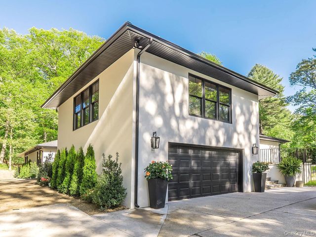 20 The Hollows S, Muttontown, NY 11732