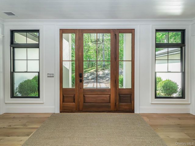 20 The Hollows S, Muttontown, NY 11732