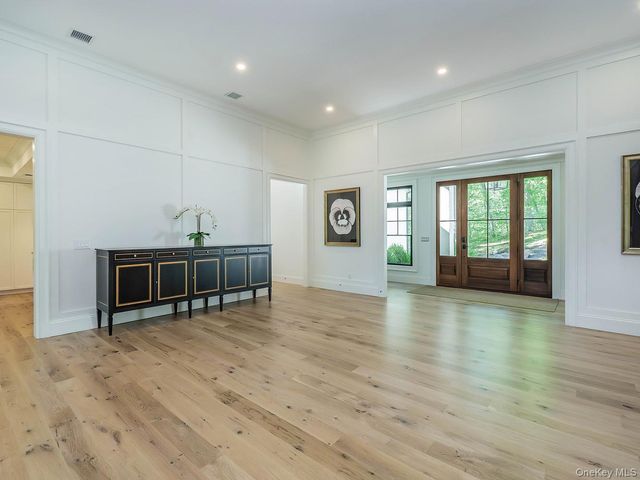 20 The Hollows S, Muttontown, NY 11732