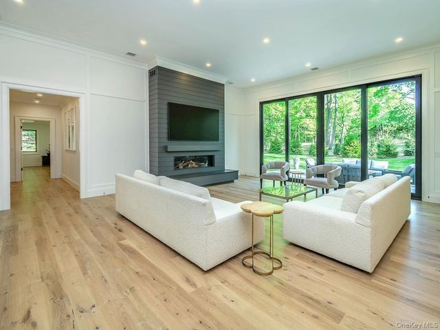 20 The Hollows S, Muttontown, NY 11732