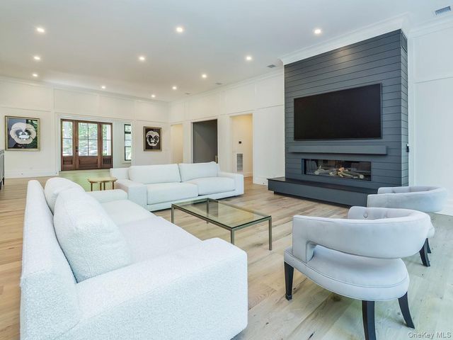 20 The Hollows S, Muttontown, NY 11732