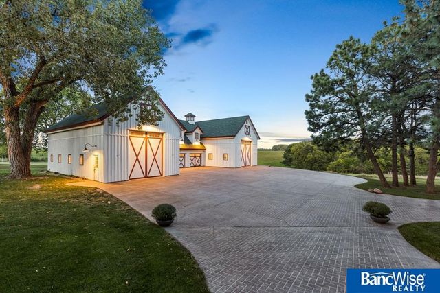 10000 Wagon Train Road, Hickman, NE 68372