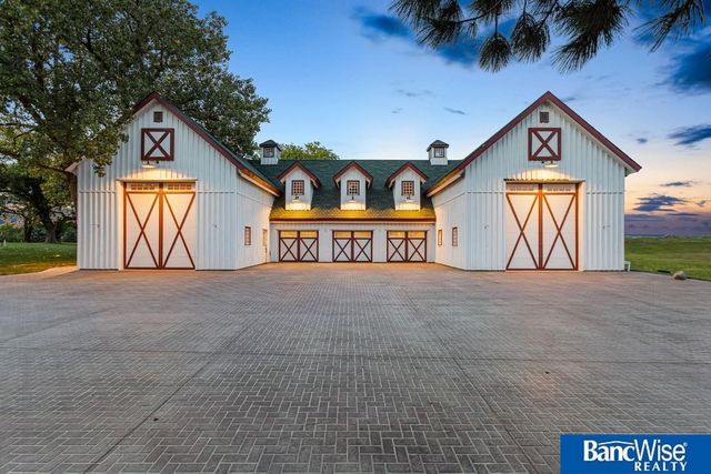 10000 Wagon Train Road, Hickman, NE 68372