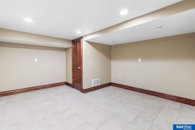 10000 Wagon Train Road, Hickman, NE 68372