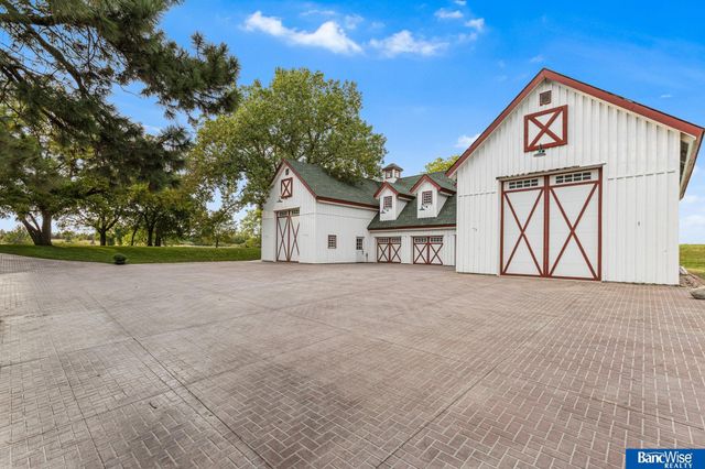 10000 Wagon Train Road, Hickman, NE 68372