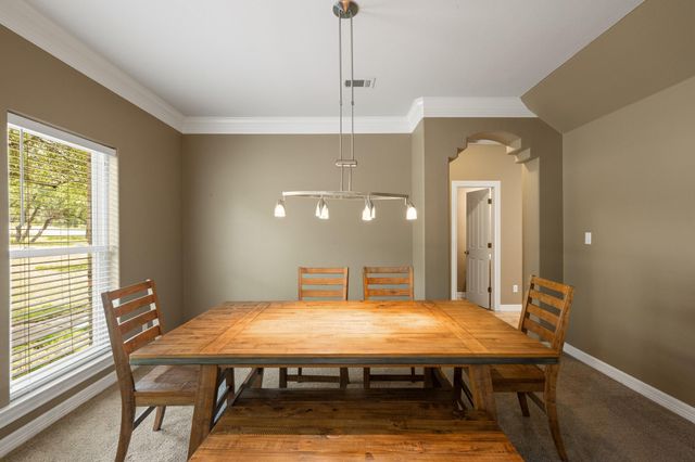 101 Pioneer TRL, Dripping Springs, TX 78620