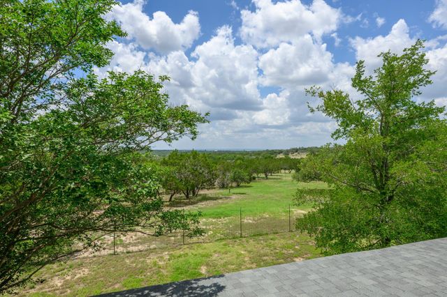 101 Pioneer TRL, Dripping Springs, TX 78620