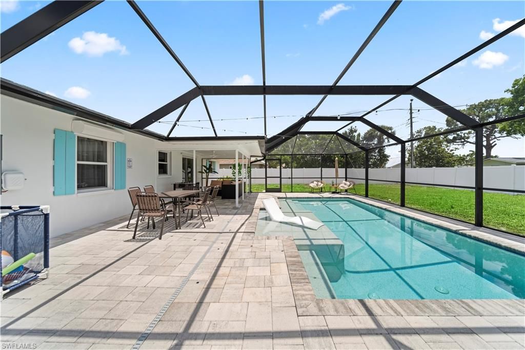 Image 11 of property listing at 710 SE 42nd LN, Cape Coral, FL 33904
