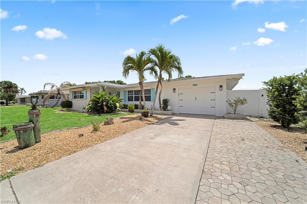 Image 15 of property listing at 710 SE 42nd LN, Cape Coral, FL 33904