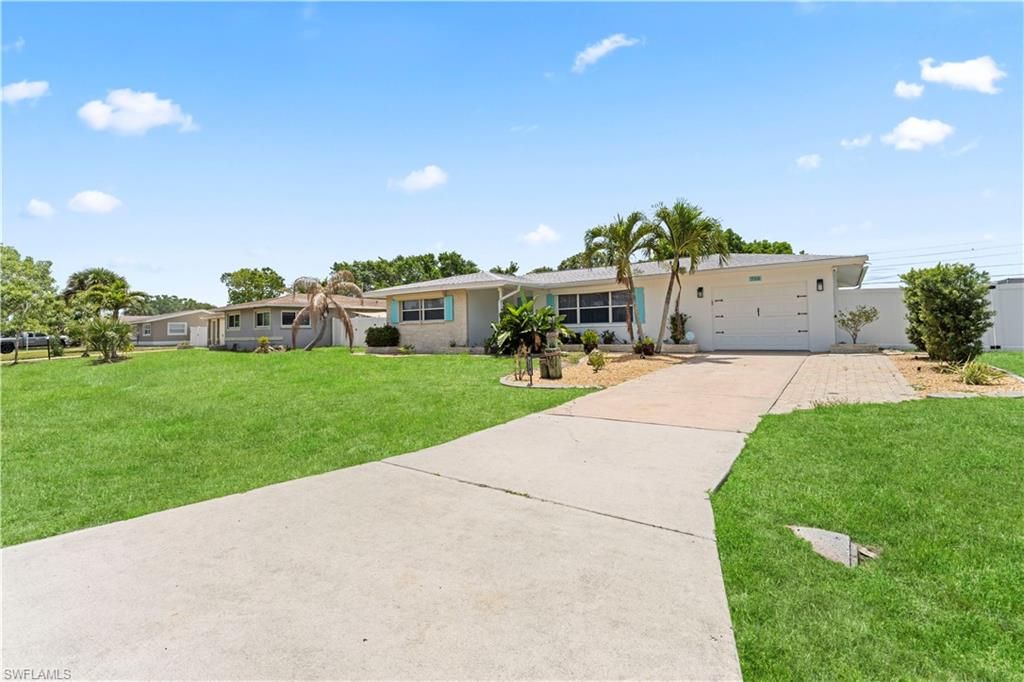Image 16 of property listing at 710 SE 42nd LN, Cape Coral, FL 33904