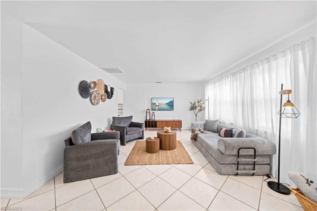 Image 17 of property listing at 710 SE 42nd LN, Cape Coral, FL 33904