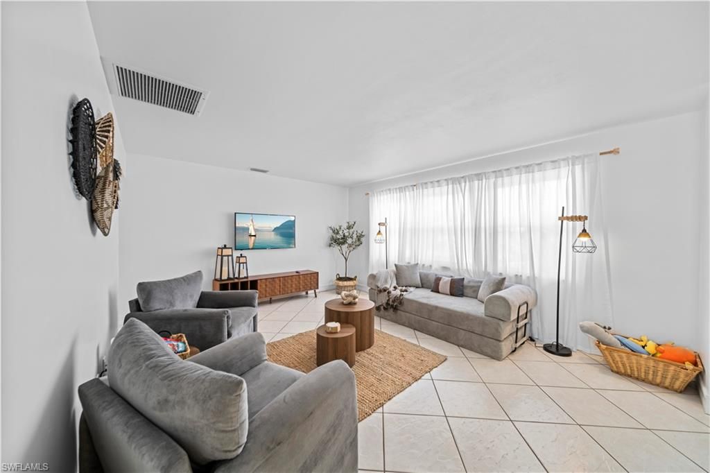Image 18 of property listing at 710 SE 42nd LN, Cape Coral, FL 33904