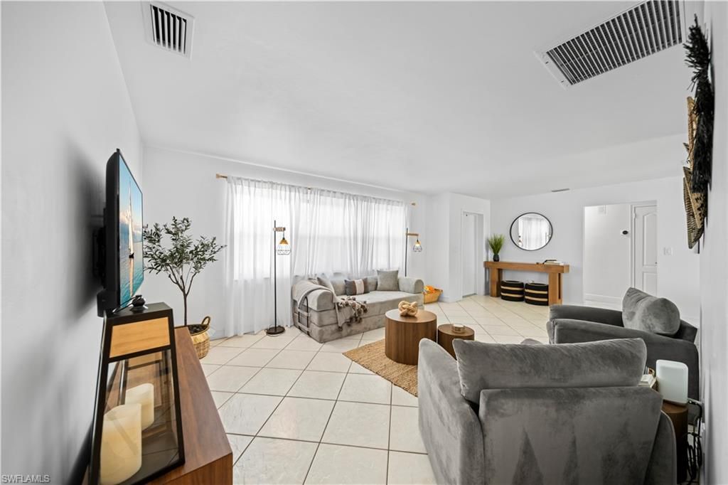 Image 19 of property listing at 710 SE 42nd LN, Cape Coral, FL 33904